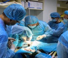 "جراح سوري" يجري عمل جراحي دقيق لعجوزين مصابين بكورونا