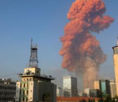 خبير عسكري روسي يفسر اللون الوردي للانفجار في بيروت..
