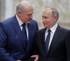 بوتين يقول إنه مستعد لمساعدة رئيس روسيا البيضاء عسكريا إذا لزم الأمر