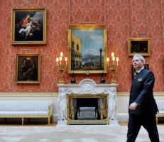 متحف قصر باكنغهام يفتح أبوابه لمعرض لتحفه الفنية النادرة