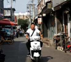 "بكين" السلطات تسمح للسكان بالخروج دون كمامات