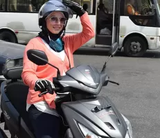 سيدة لبنانية تحول دراجتها النارية إلى تكسي لنقل النساء داخل بيروت