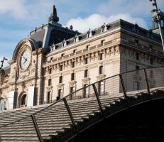 فرنسا: جدل بعد منع شابة من دخول متحف بسبب فستانها (صورة)