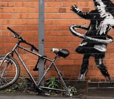 عمل فني جديد من فنان الشوارع بانكسي: غرافيتي فتاة الهولا هوب