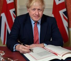 رئيس الوزراء البريطاني يخطط للاستقالة لأن راتبه لا يكفيه