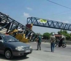 شاحنة تسقط جسر مشاة على الأوتوستراد الواصل بين اللاذقية و جبلة