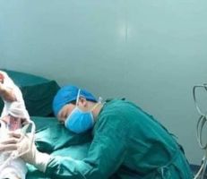 طبيب سوري يمضي 20 ساعة متواصلة في غرفة العمليات