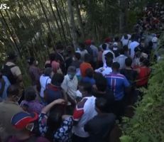 الآلاف يحتشدون في سريلانكا للحصول على علاج لكورونا اخترعه رجل دين (فيديو)
