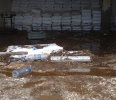 العاصفة المطرية تلحق الأضرار بـ 1000 طن من الأسمدة في مستودع للمصرف الزراعي بتلكلخ (صور)