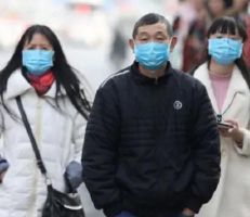 الصين تطالب مواطنيها بارتداء الأقنعة بعد التطعيم