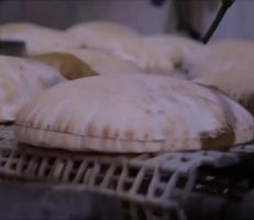 ضبط ٤ أفران حكومية تتلاعب بوزن الخبز في حلب!