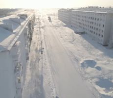 مدينة روسية غامضة في القطب الشمالي هجرها سكانها (فيديو)