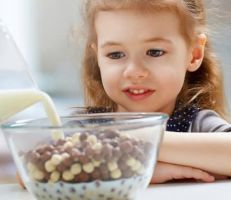 تعرف على أهم الأغذية لنمو دماغ الطفل
