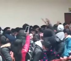 وفاة 7 طلاب في بوليفيا جراء سقوطهم من طابق علوي بمبنى جامعي (فيديو)