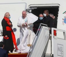 بابا الفاتيكان يعقد لقاءً تاريخياً مع السيستاني في النجف