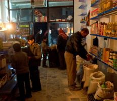 حلب: بعض تجار الجملة يمتنعون عن تزويد باعة المفرق بالمواد الغذائية بانتظار ارتفاع الأسعار!