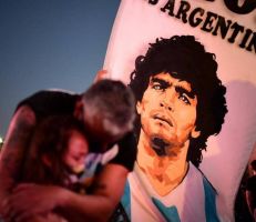 "لم يمت بل قتلوه"الأرجنتينيون يطلبون العدالة لمارادونا