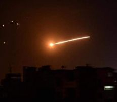 الدفاعات الجوية السورية تتصدى لعدوان اسرائيلي على أهداف في محيط دمشق .