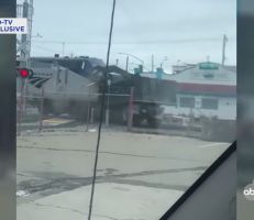 قطار يسحق شاحنة ويتسبب بانفجارها في الولايات المتحدة (فيديو)