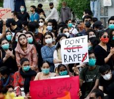 باكستان: صدور حكم الإعدام بحق شابين اغتصبا امرأة على الطريق السريع أمام طفليها