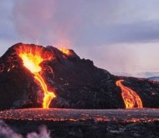 بركان آيسلندا يثور مجدداً بعد خموده لمئات السنين (صور)
