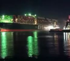 هيئة قناة السويس: تم تعديل مسار السفينة الجانحة بنسبة 80 بالمئة (فيديو)