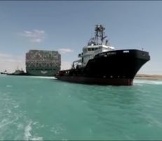 تعويم السفينة الجانحة في قناة السويس واستئناف حركة الملاحة فيها (فيديو)