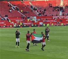 بوجبا وديالو يرفعان علم فلسطين في مباراة مانشستر يونايتد وفولهام