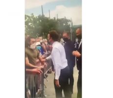 فرنسي يصفع ماكرون على وجهه أثناء جولة في فرنسا (فيديو)