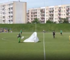 مظلي “تائه” يهبط في منتصف الملعب أثناء مباراة في بولندا (فيديو)
