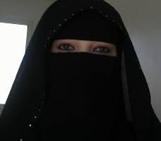 مدونة سعودية تعرض "مكافأة مالية" لمن يعثر على نقابها