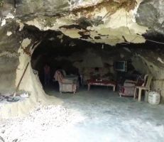 عائلة سورية تعيش في كهف حجري منذ 12 عاماً (فيديو)