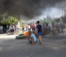 احتجاجات وقطع طريق عام في طرطوس .. والمحافظة تستجيب لمطالب الأهالي