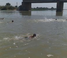 نهر الفرات يحتضن ثلاثين سباحاً شاركوا في بطولة محافظة دير الزور (صور)