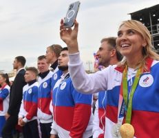 لصوص يعيدون ميداليتين أولمبيتين لنجمة التنس الروسية فيسنينا