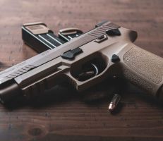 تكساس: طفل في الثانية يقتل نفسه بسلاح وجده في حقيبة أحد أقربائه