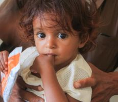 صحيفة الغارديان البريطانية: 5 ملايين يمني على شفا المجاعة.. و16 مليون آخرين مهددون