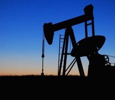 أسعار النفط تواصل ارتفاعها رغم انتشار أوميكرون