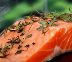دراسة: تناول سمك السلمون يساعد في مكافحة تصلب الشرايين