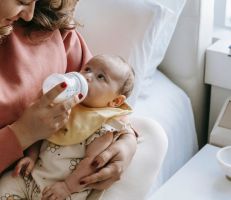 تقرير أممي: ممارسات استغلالية من شركات حليب الأطفال تؤثر سلباً على قرار الرضاعة الطبيعية