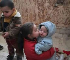 بسبب خلافات مع زوجته .. أب يترك اطفاله الثلاثة أمام أحد الأبنية في دمشق!
