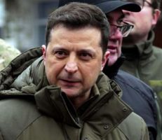 زيلينسكي يطلب من الناتو تزويد أوكرانيا بمقاتلات حربية وموسكو تندد