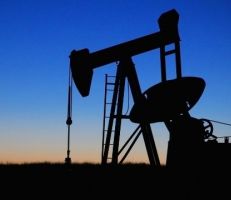 النفط يقفز 3% بعد تحذير وكالة الطاقة الدولية من نقص المعروض