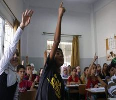 لبنان يساوم “اليونيسكو”: إما الدفع أو تجميد التعليم لأطفال اللاجئين السوريين