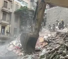 انهيار عقار وسط القاهرة وفقدان عائلة من 6 أشخاص تحت الأنقاض