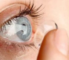 ابتكار عدسات لاصقة مزودة بإبر متناهية الصغر لعلاج أمراض العين