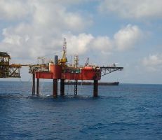 مصر تطرح مزايدة للتنقيب عن النفط والغاز في البحر المتوسط ودلتا النيل