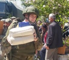 توزيع ستة أطنان ونصف من المساعدات الروسية في قرية بيت حجيرة بريف اللاذقية