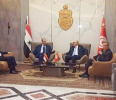 الوزير المقداد يبدأ زيارة رسمية إلى تونس لبحث سبل تعزيز العلاقات بين البلدين