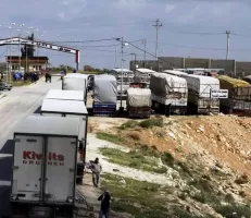محملة بالخضار والفواكه.. مئات الشاحنات السورية متوقفة منذ أيام عند معبر جابر الأردني